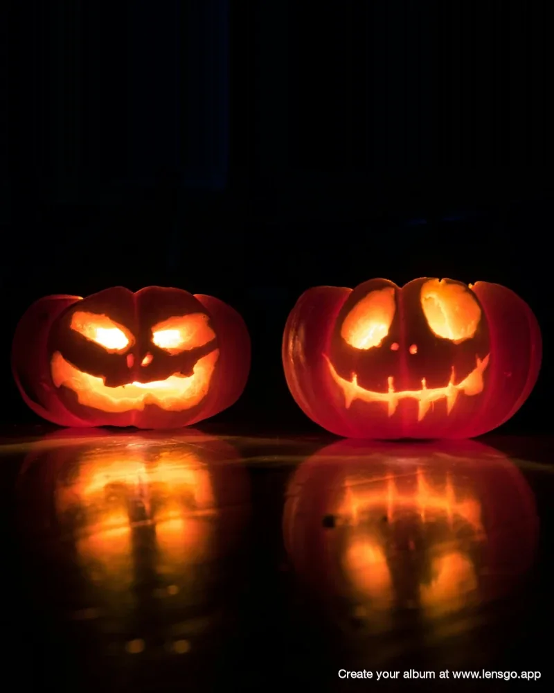 Två urgröpta halloweenpumpor som lyser i mörkret och speglas i golvet. Samla alla foton från halloweenfesten i ett delat LensGo-album.